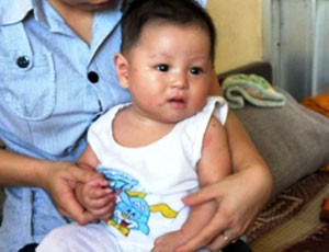 Một cháu bé 6 tháng tuổi tại Quảng Nam bị cha mẹ bỏ rơi